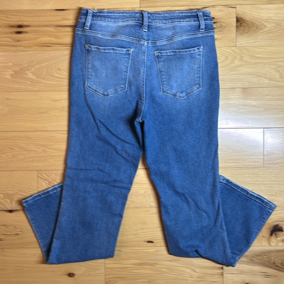 Flying Monkey Stretchy Distressed Blue Jeans | Size 31 - Picture 5 of 9